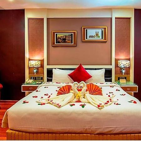 The Pgs Vedanta Hotel Kochi Екстериор снимка