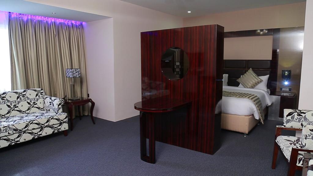 The Pgs Vedanta Hotel Kochi Екстериор снимка