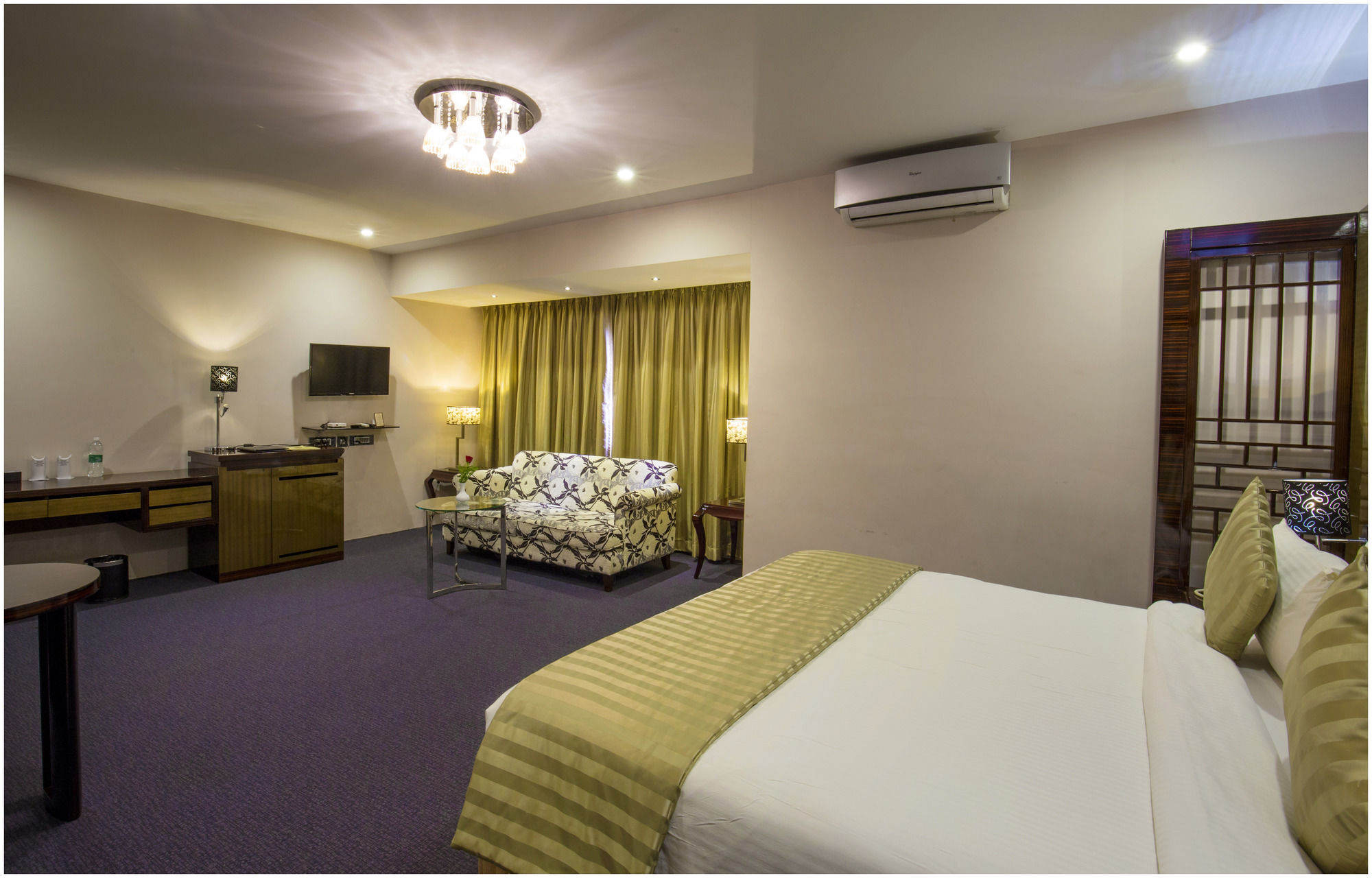 The Pgs Vedanta Hotel Kochi Екстериор снимка