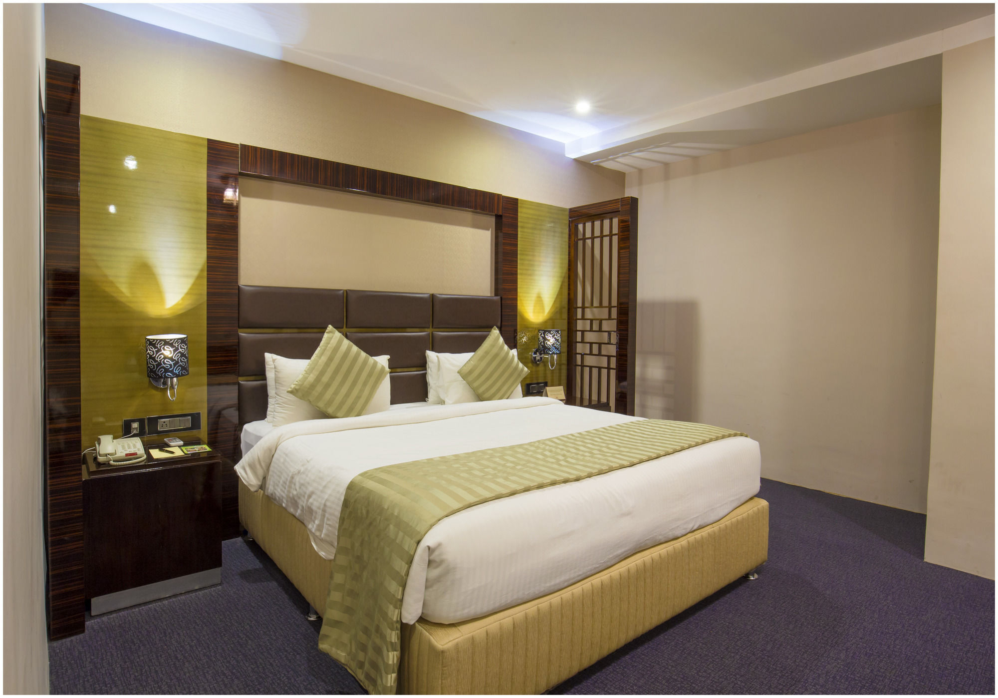 The Pgs Vedanta Hotel Kochi Екстериор снимка
