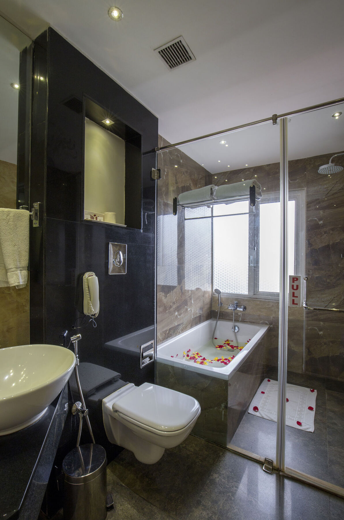The Pgs Vedanta Hotel Kochi Екстериор снимка